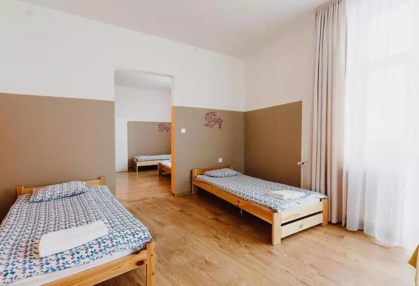استودیوی استاندارد, Hostel Tara