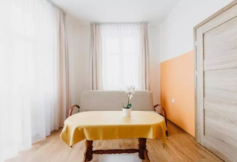 استودیوی استاندارد, Hostel Tara