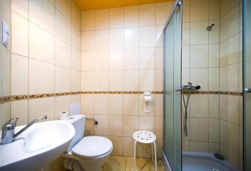 اتاق استاندارد چهارنفره با سرویس بهداشتی مشترک, Hostel Tara