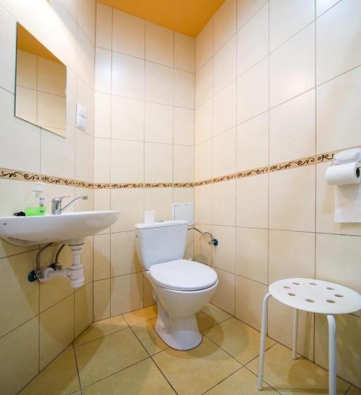 חדר סטנדרטי לארבעה עם חדר אמבטיה משותף, Hostel Tara