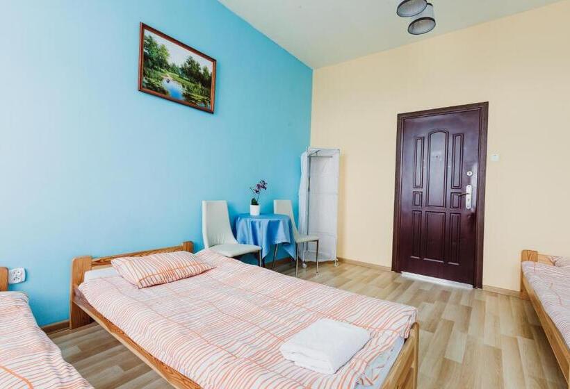 חדר סטנדרטי לארבעה עם חדר אמבטיה משותף, Hostel Tara