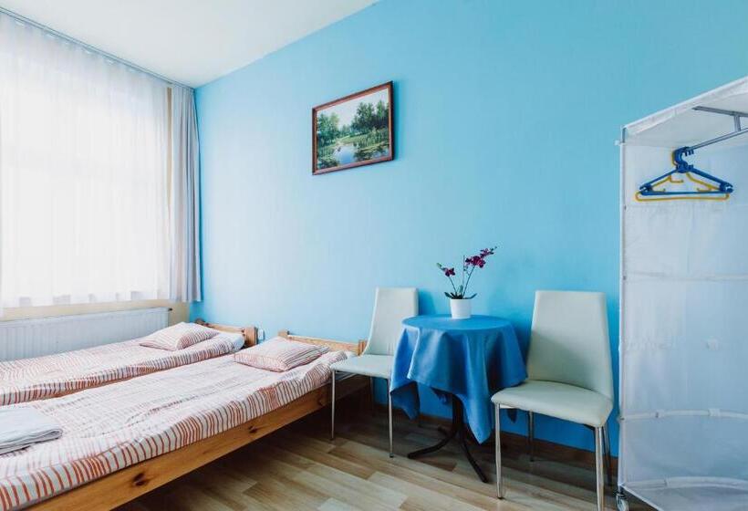 חדר סטנדרטי לארבעה עם חדר אמבטיה משותף, Hostel Tara