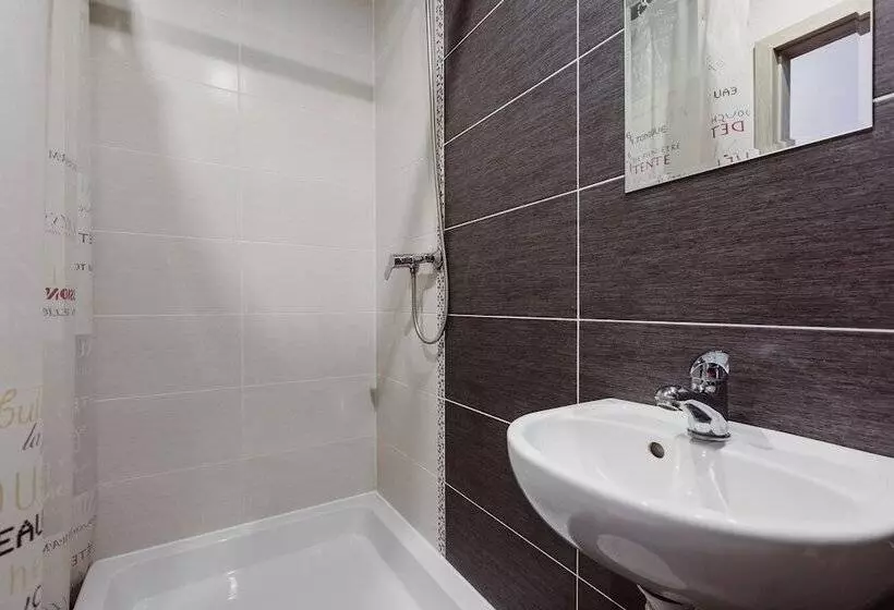اتاق استاندارد, Hostel Tara