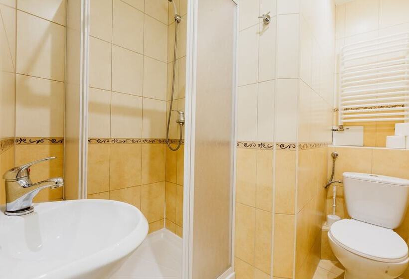 חדר סטנדרט לארבעה, Hostel Tara