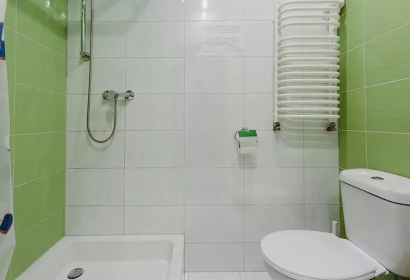 اتاق استاندارد با سرویس بهداشتی مشترک, Hostel Tara