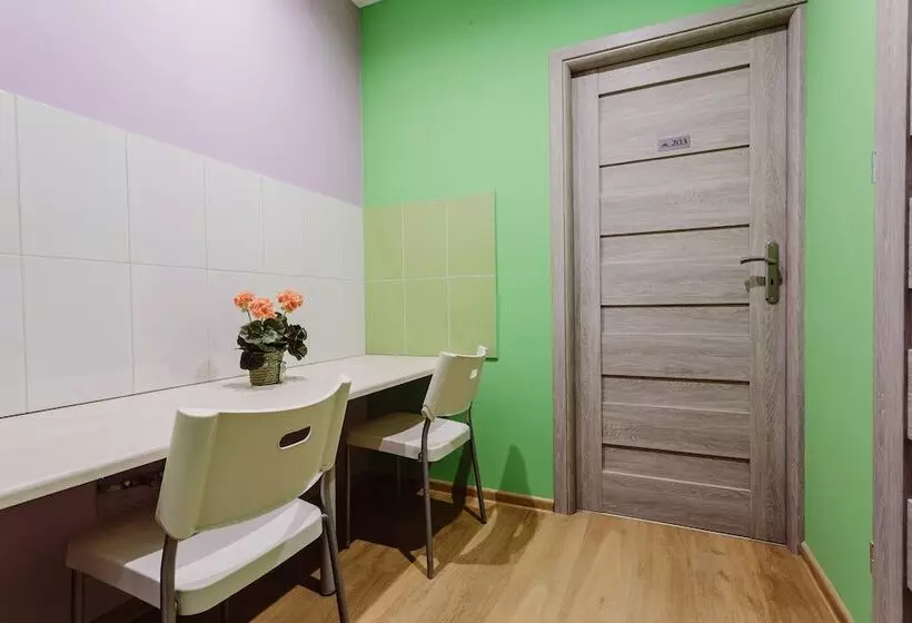 اتاق استاندارد با سرویس بهداشتی مشترک, Hostel Tara