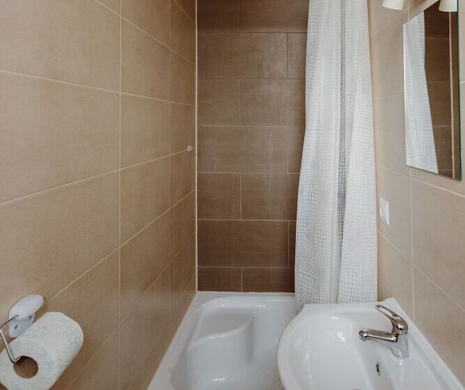 חדר סטנדרט, Hostel Tara