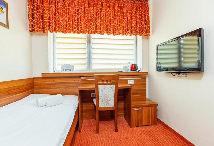 غرفة قياسية فردية, 24