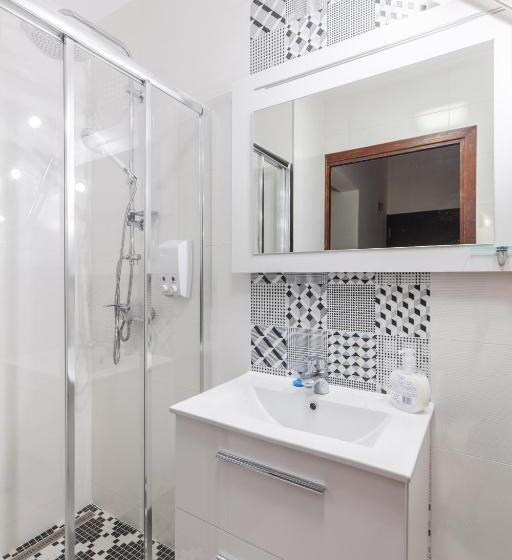 غرفة قياسية, 24