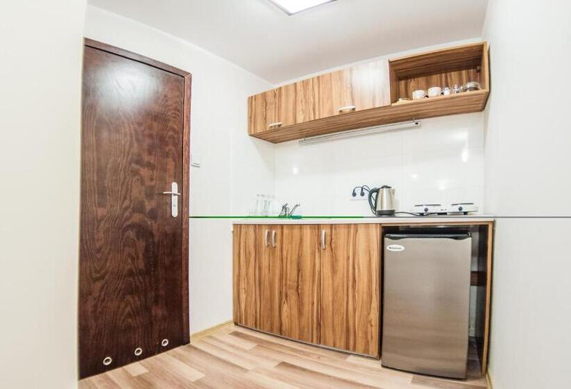 غرفة قياسية رباعية, 24