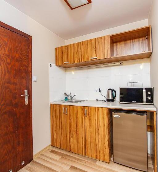 غرفة قياسية رباعية, 24