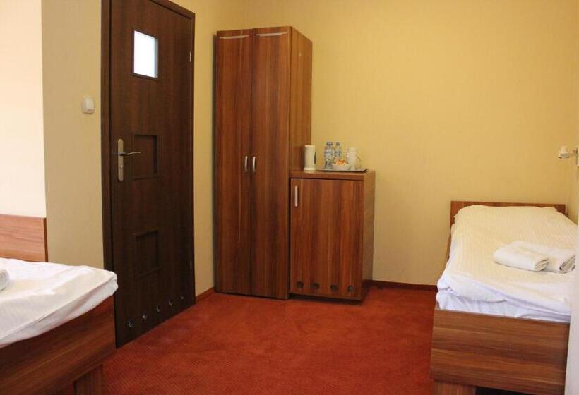 غرفة قياسية ثلاثية, 24