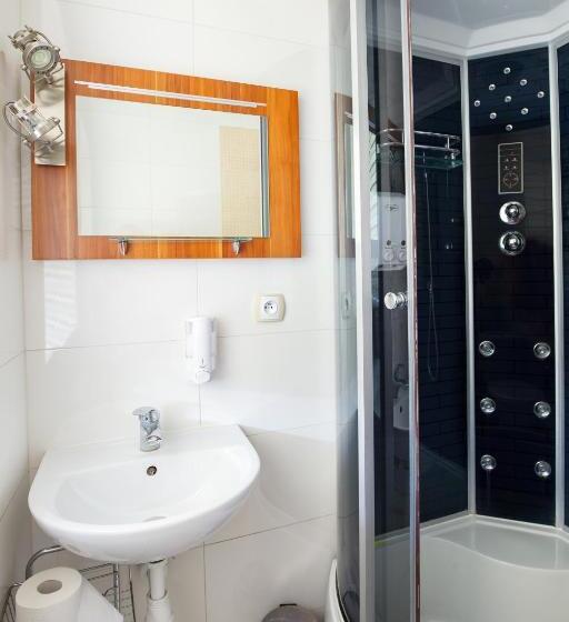 غرفة قياسية ثلاثية, 24