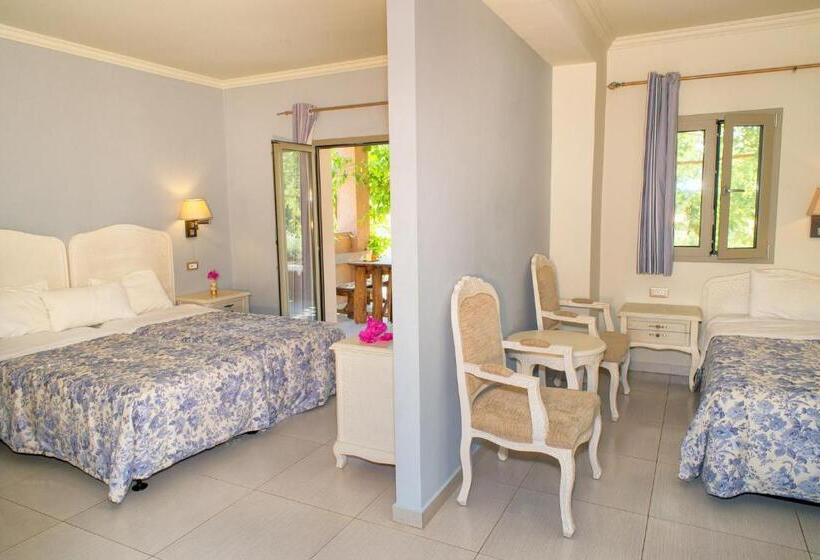 غرفة كلاسيكية ثلاثية, Efrosini Village