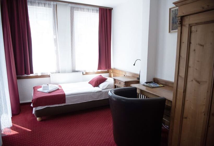 חדר סטנדרט לשלושה, Jelinek