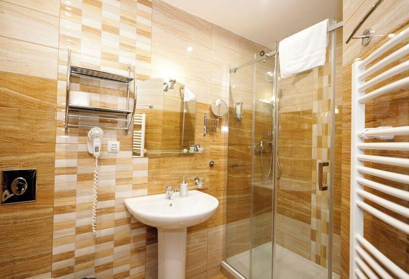 חדר סטנדרט לשלושה, Jelinek