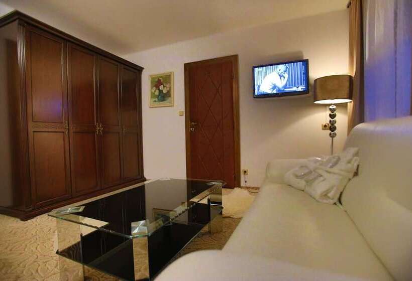 חדר סופריור, Jelinek