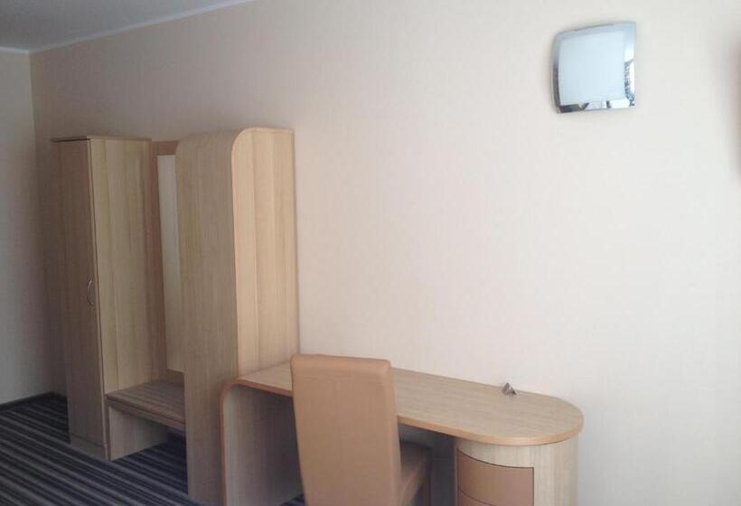 标准单人间, Julian