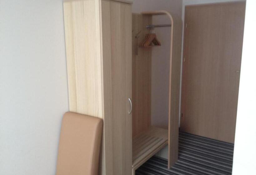 标准单人间, Julian