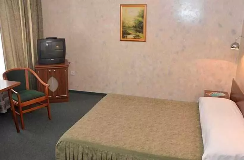 ジュニアスイート, Metallurg   Hostel