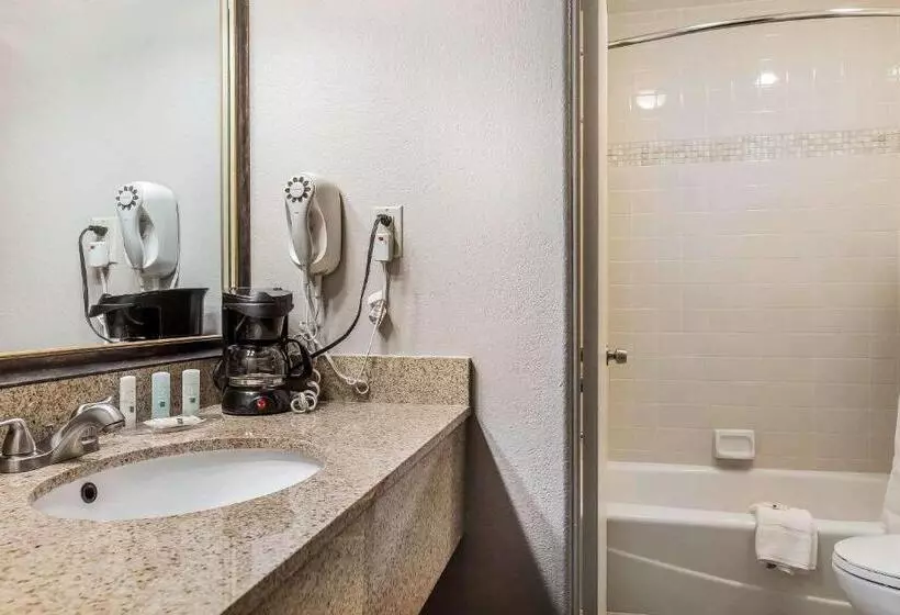 キングサイズベッドのスタンダードルーム, Quality Inn Fallbrook I 15