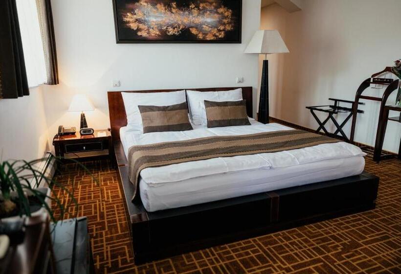 جناح غرفتين نوم, Troyer