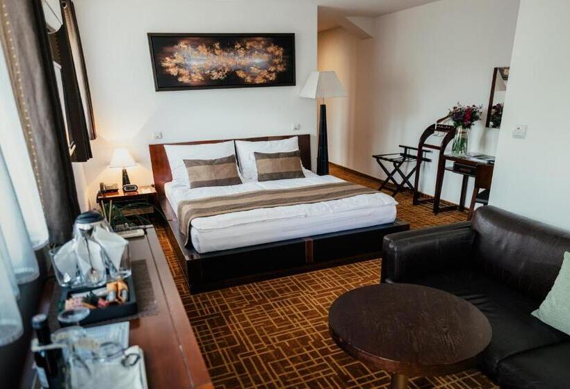 جناح جونيور مزوَّد بتراس, Troyer