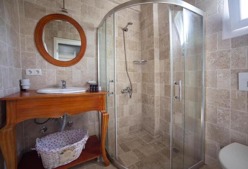 اتاق لوکس, Vinifera Vineyards