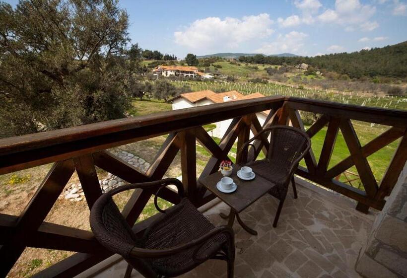 اتاق لوکس, Vinifera Vineyards