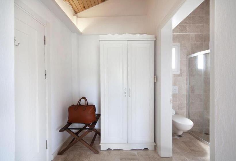 اتاق لوکس, Vinifera Vineyards