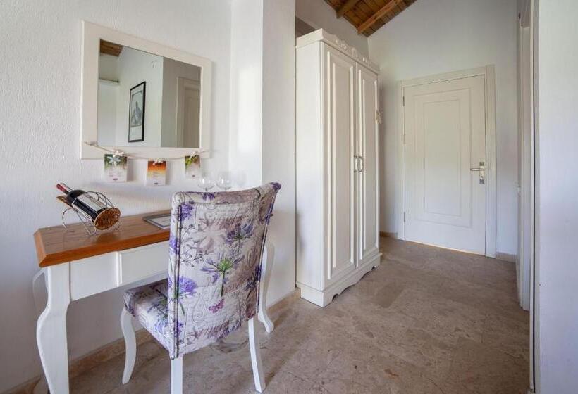 اتاق لوکس, Vinifera Vineyards