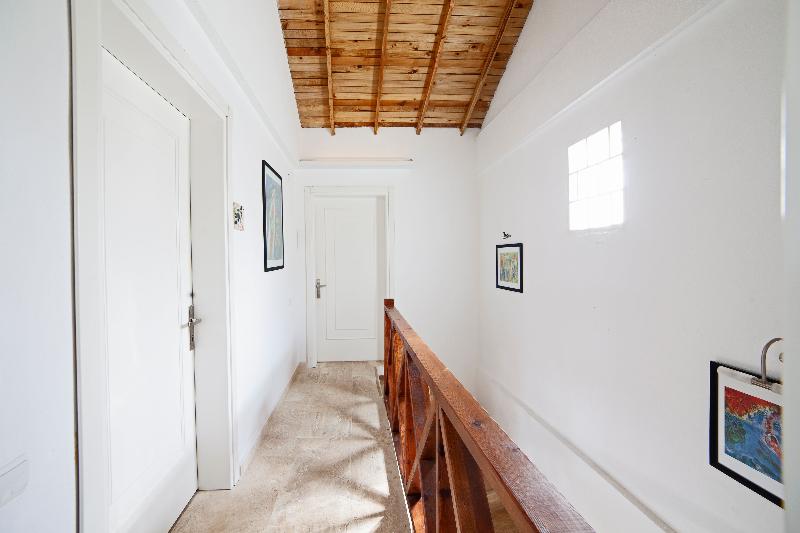 اتاق لوکس, Vinifera Vineyards