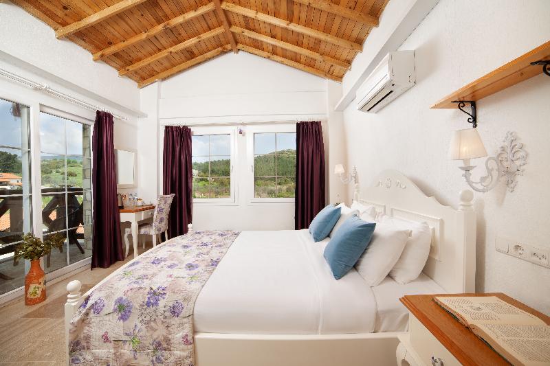 اتاق لوکس, Vinifera Vineyards