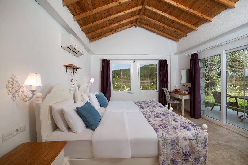 اتاق لوکس, Vinifera Vineyards