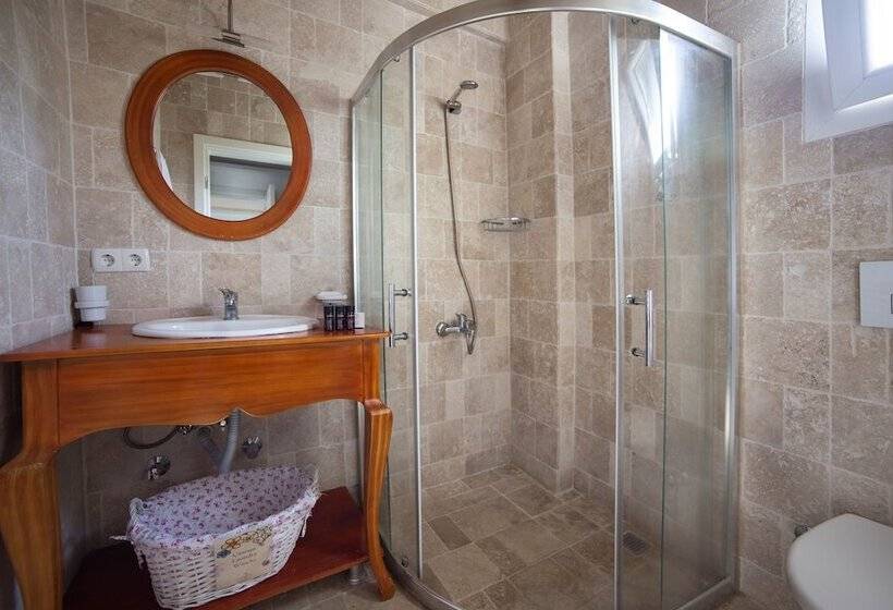 اتاق لوکس, Vinifera Vineyards