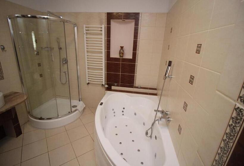 شقة غرفة واحدة, Złote Arkady