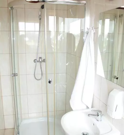 اتاق ساده سه‌ نفره, Zajazd Skorpion B&b
