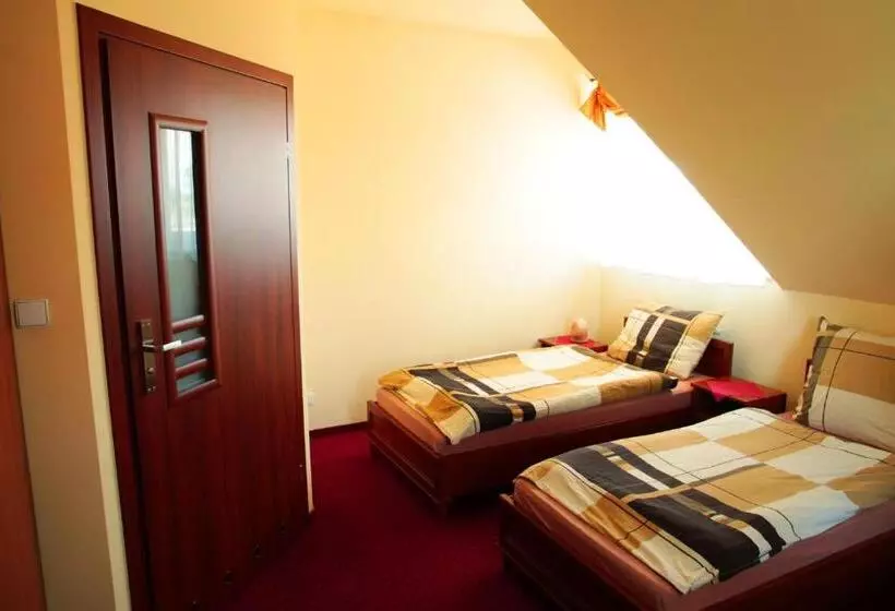 اتاق ساده سه‌ نفره, Zajazd Skorpion B&b