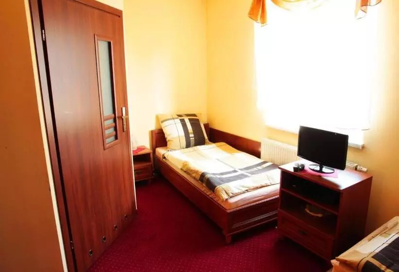 اتاق ساده سه‌ نفره, Zajazd Skorpion B&b
