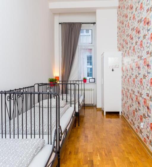 스탠다드 트리픔 룸 공동욕실, Retro Hostel