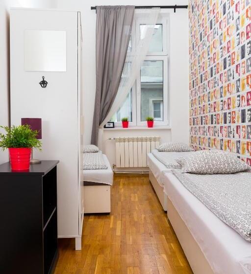 스탠다드 트리픔 룸 공동욕실, Retro Hostel