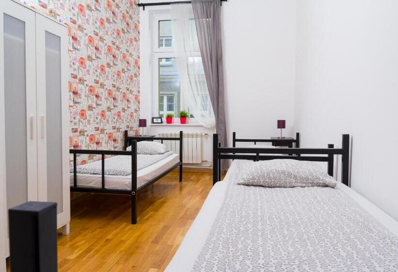 스탠다드 트리픔 룸 공동욕실, Retro Hostel