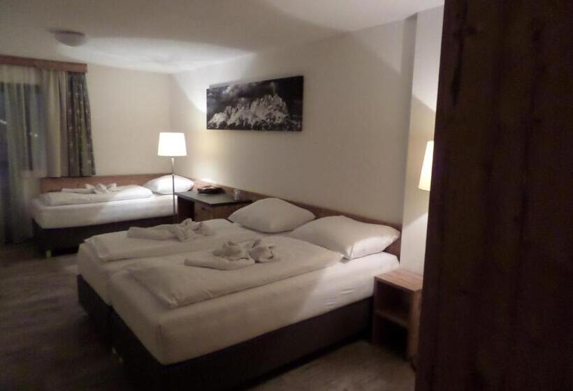 バルコニー付きスタンダードトリプルルーム, Pension Rainer