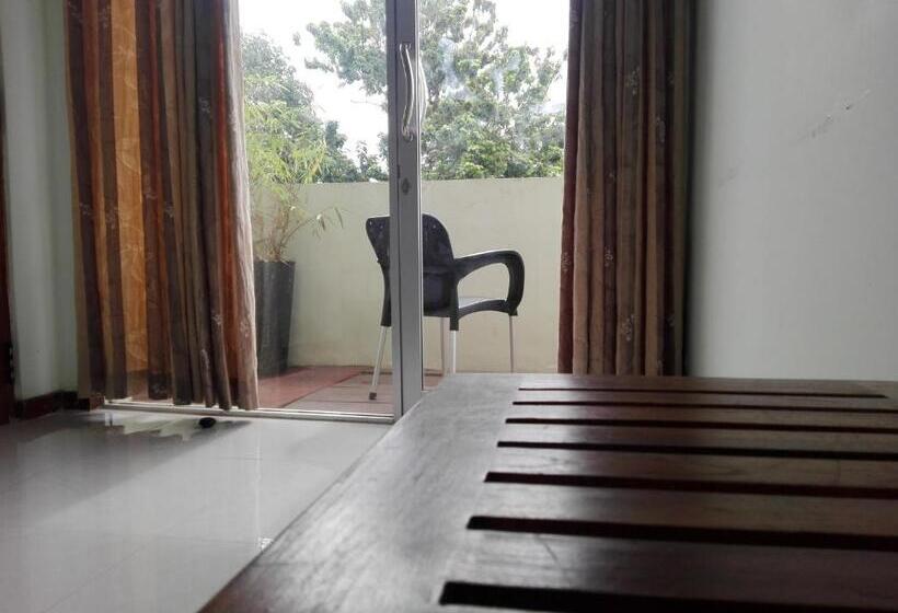 غرفة قياسية ثلاثية, Sacred City Tourist Resort