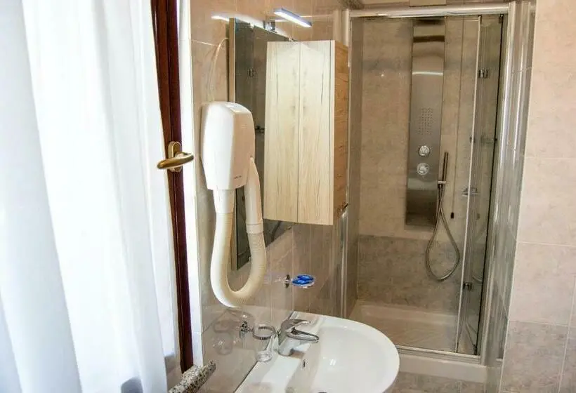 Standard Yhden Hengen Huone Parveke, D Atri