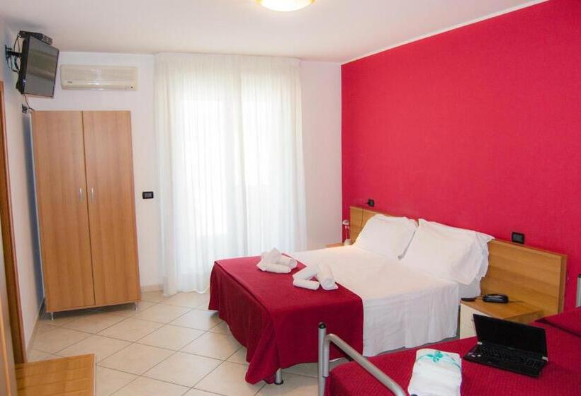 חדר סטנדרט לשלושה עם מרפסת, D Atri