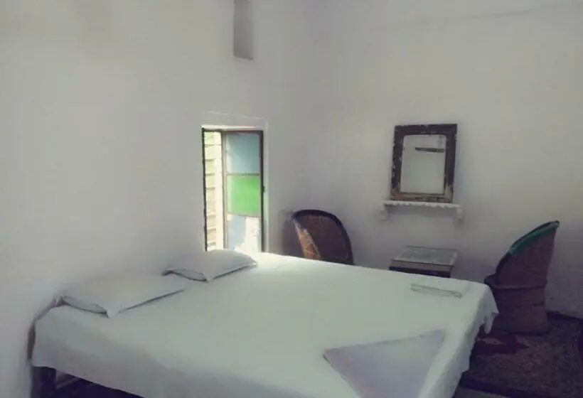 庭の見えるスタンダードトリプルルーム, Haveli Uma Megh Tourist Guest House