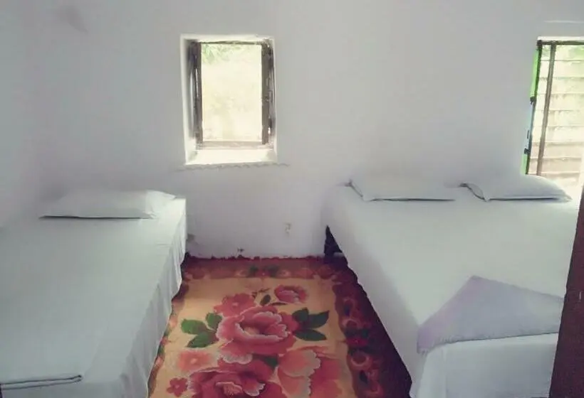 庭の見えるスタンダードトリプルルーム, Haveli Uma Megh Tourist Guest House