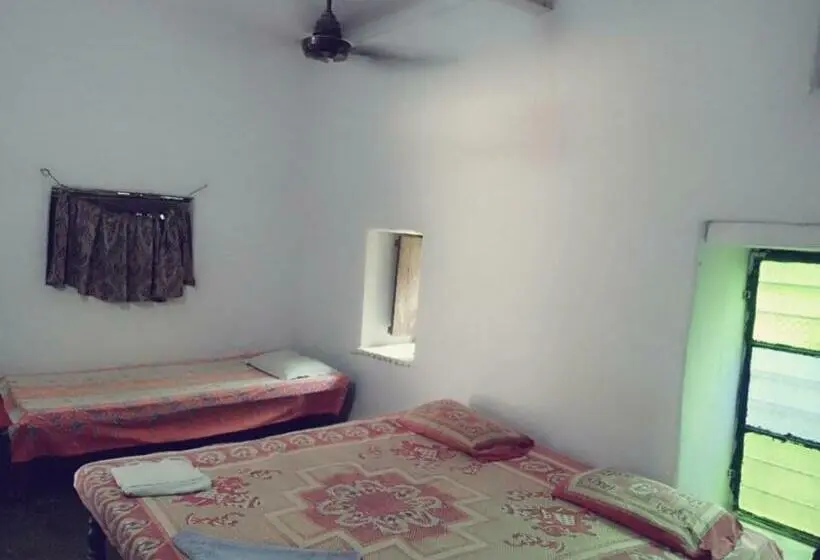 庭の見えるスタンダードトリプルルーム, Haveli Uma Megh Tourist Guest House