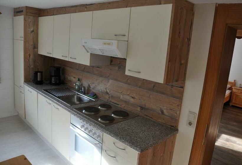 דירת שני חדרים, Berghof